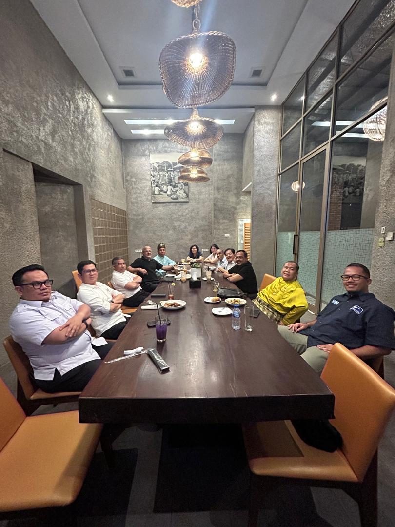 Luncheon meeting with the Mayor and the Sultan of Riau